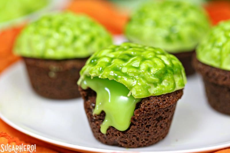 Primer plano de Zombie Brain Brownie Bites con limo de chocolate rezumando de &eacute;l