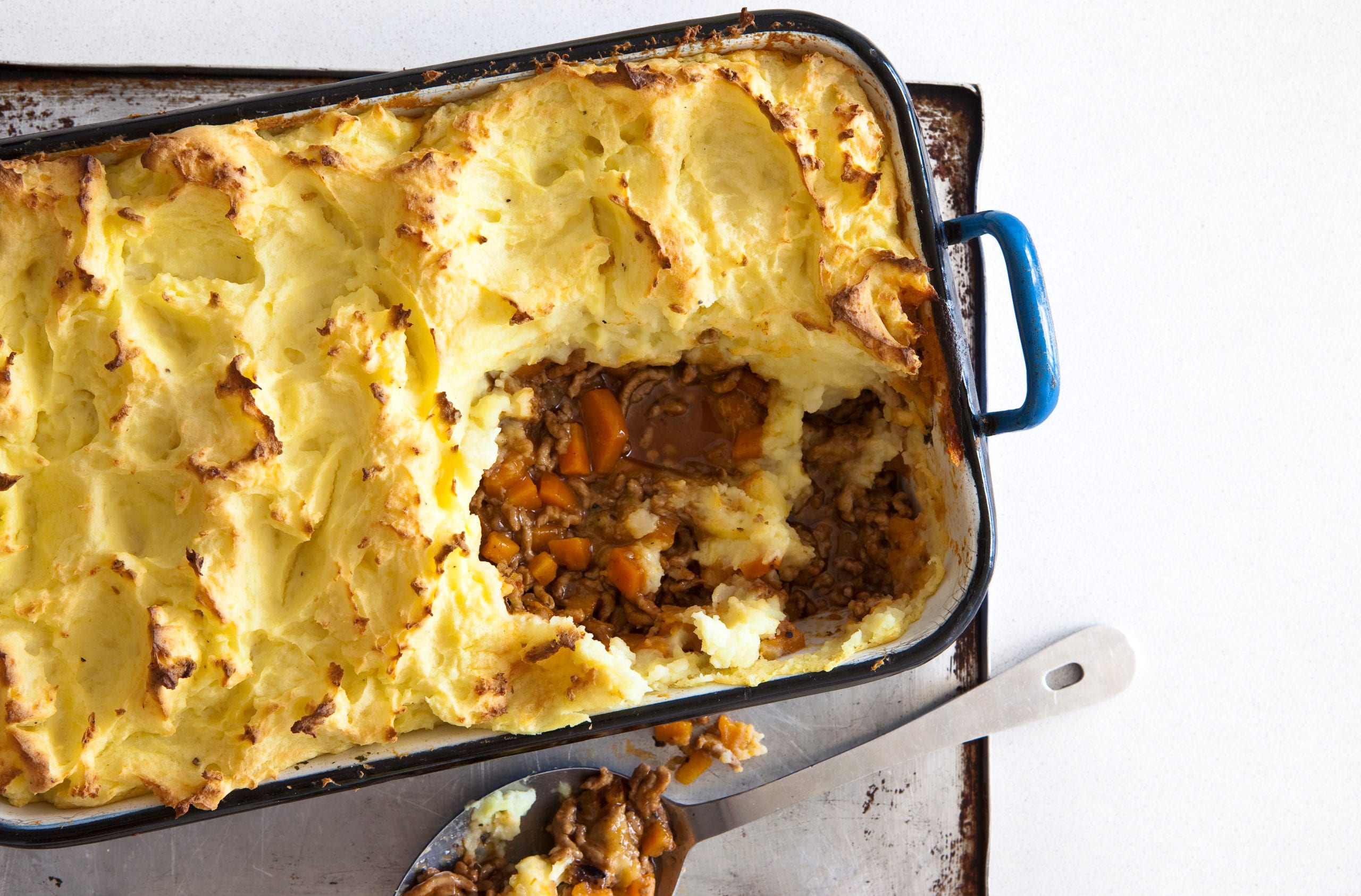 bolo de carne A torta de pastor é uma receita clássica que é muito fácil de seguir e fará uma deliciosa torta tradicional coberta com purê de batatas todas as vezes - toda a família vai adorar.