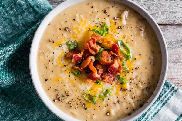 Esta sopa de papa al horno cargada est&aacute; llena de papas rojas, tocino, queso y cebollas verdes. &iexcl;Te encantar&aacute; todo el sabor de esta sopa y est&aacute; lista en solo 1 hora! Hola delicioso