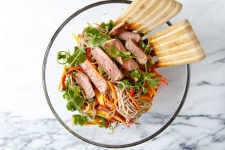 Cena para dos: ensalada de bistec de fideos con soba
