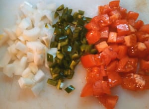 Ovos com cebola, jalapeño e tomate.