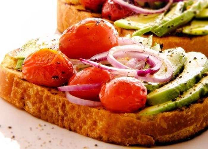 Avokado- och körsbärstomatbruschetta, steg för steg -recept