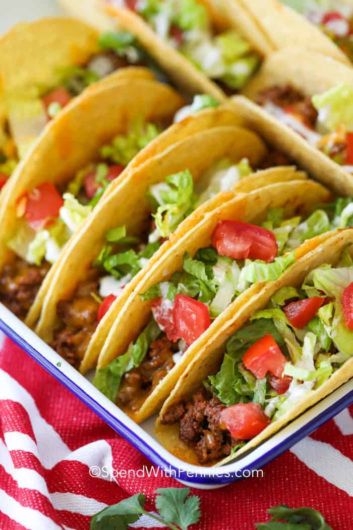 Mleté hovězí tacos na talíři s koriandrem na boku
