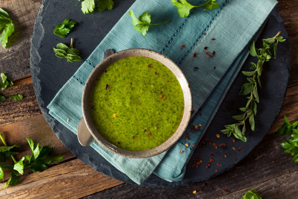 Chimichurri sås Chimichurri sås kommer från Argentina och har en stark örtsmak. Detta snabba och enkla recept är lika billigt som att göra pommes och är utsökt med mycket kött.