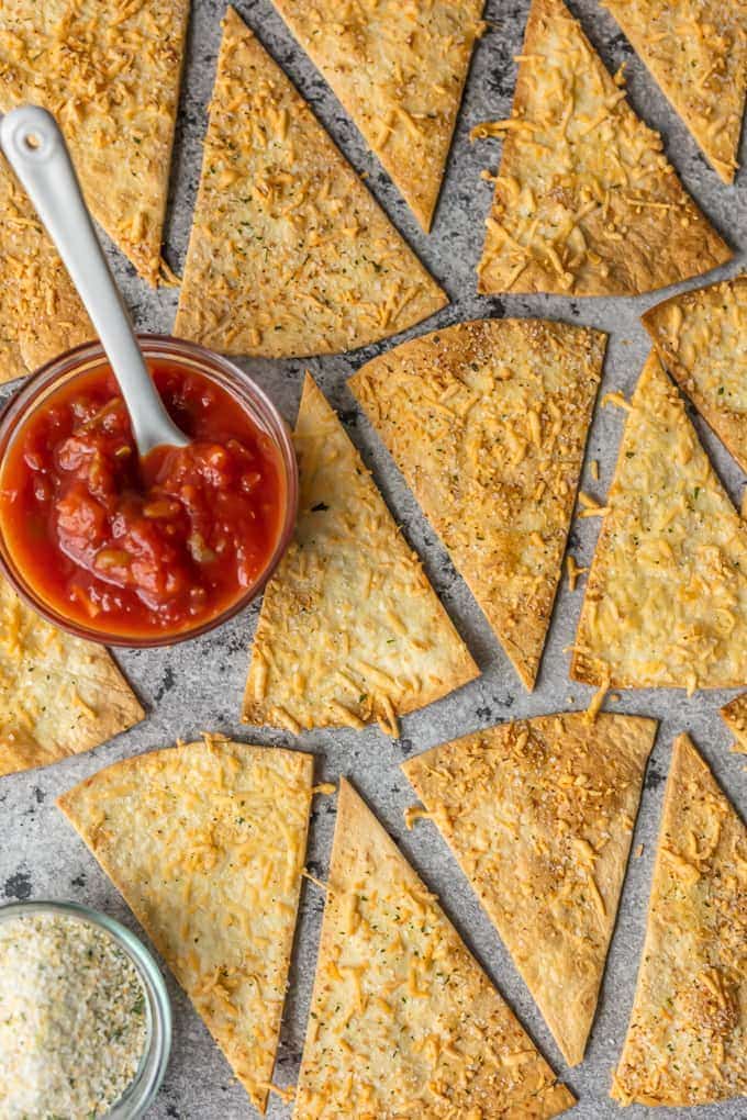 Hemmagjord vitlök Parmesan Tortillachips (bakade Tortillachips)
