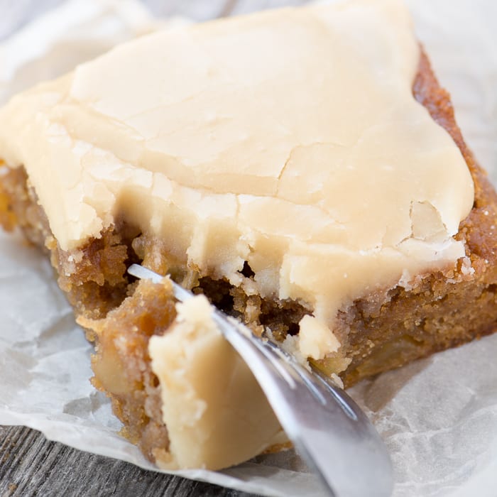 Maple Frosted Apple Blondies jsou dokonalým předkrmem na podzim ~ theviewfromgreatisland.com