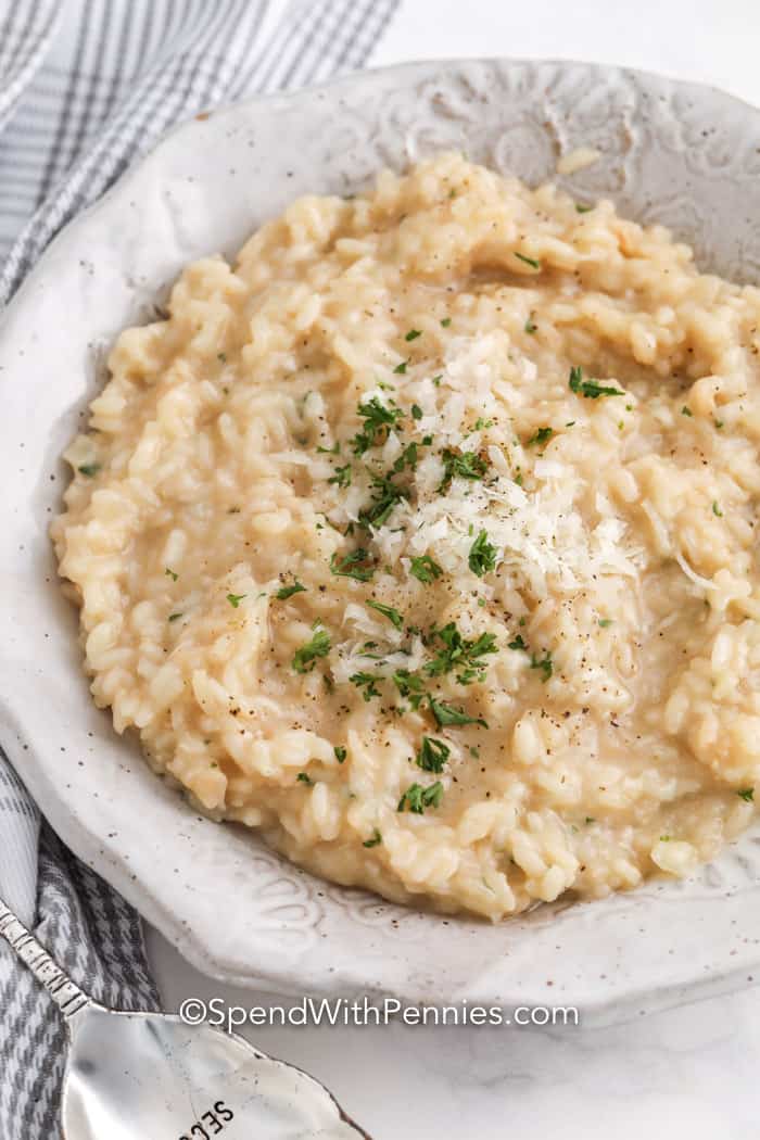 Parmezánové rizoto na talíři s petrželkou