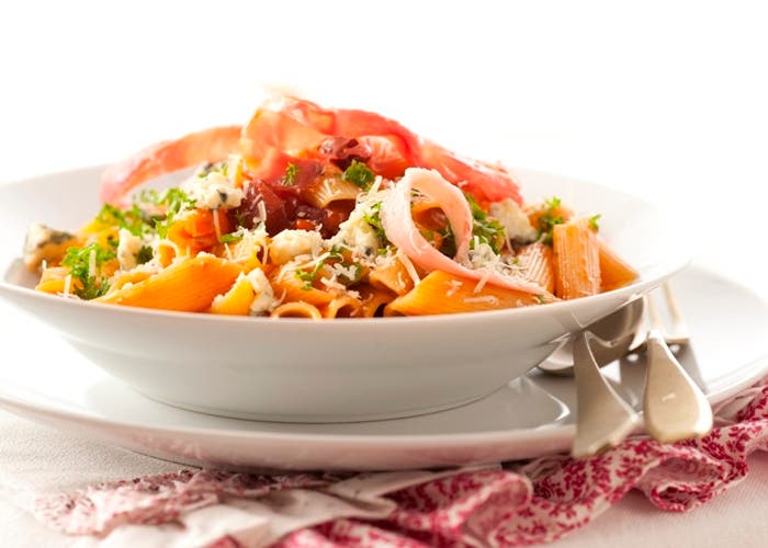 Penne strikt recept med ädelostsås och bacon