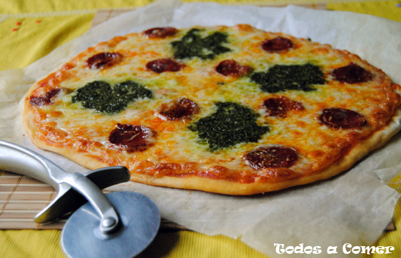 Recept: Chorizo ​​a Pesto Pizza
