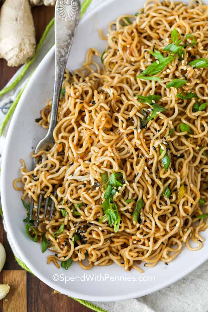 Sesame ramen nudle na talíři vidličkou