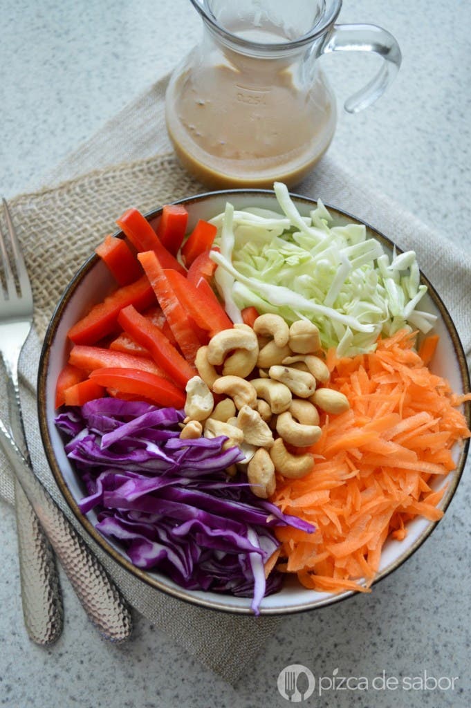 Thailändsk sallad med jordnötsdressing