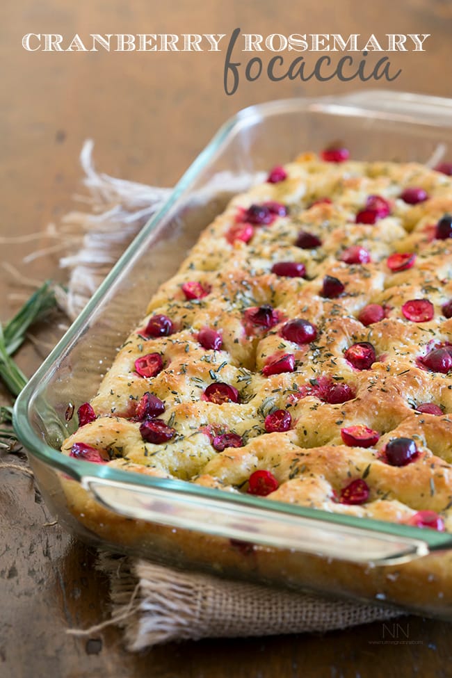 Tato Rosemary Cranberry Focaccia se snadno připravuje z čerstvého kvasnicového těsta a přelije se spoustou nasekaného rozmarýnu, čerstvých brusinek a špetky kóšer soli.