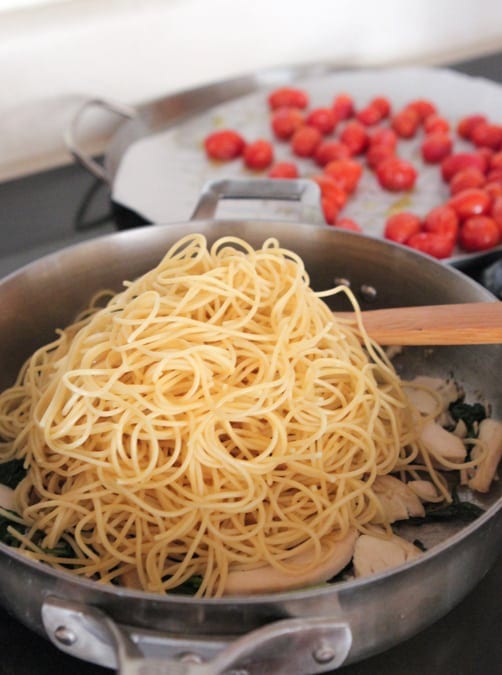 Pesto de pollo y tomate asados ​​Espaguetis florentinos "width =" 502 "height =" 675 "srcset =" https://picky-palate.com/wp-content/uploads/2015/01/Roasted-Chicken-and-Tomato-Pesto -Spaghetti-Florentine-15.jpg 502w, https://picky-palate.com/wp-content/uploads/2015/01/01/Roasted-Chicken-and-Tomato-Pesto-Spaghetti-Florentine-15-450x605.jpg 450w "tamaños =" (ancho máximo: 502px) 100vw, 502px "data-jpibfi-post-excerpt =" "data-jpibfi-post-url =" https://picky-palate.com/roasted-chicken-tomato- pesto-spaghetti-florentine / "data-jpibfi-post-title =" Pollo asado y tomate Pesto Spaghetti Florentine "data-jpibfi-src =" https://picky-palate.com/wp-content/uploads/2015/01 / Roasted-Chicken-and-Tomato-Pesto-Spaghetti-Florentine-15.jpg "/></p>
<p style=