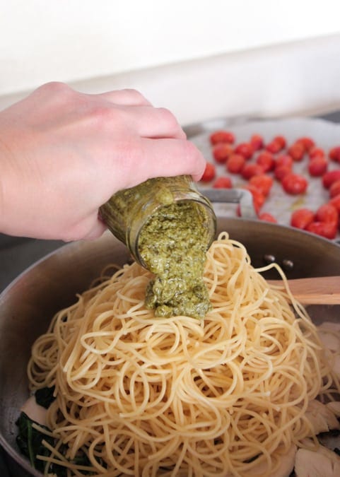 Pesto de pollo y tomate asados ​​Espaguetis florentinos "width =" 481 "height =" 675 "srcset =" https://picky-palate.com/wp-content/uploads/2015/01/Roasted-Chicken-and-Tomato-Pesto -Spaghetti-Florentine-16.jpg 481w, https://picky-palate.com/wp-content/uploads/2015/01/01/Roasted-Chicken-and-Tomato-Pesto-Spaghetti-Florentine-16-450x631.jpg 450w "tamaños =" (ancho máximo: 481px) 100vw, 481px "data-jpibfi-post-excerpt =" "data-jpibfi-post-url =" https://picky-palate.com/roasted-chicken-tomato- pesto-spaghetti-florentine / "data-jpibfi-post-title =" Pollo asado y tomate Pesto Spaghetti Florentine "data-jpibfi-src =" https://picky-palate.com/wp-content/uploads/2015/01 / Roasted-Chicken-and-Tomato-Pesto-Spaghetti-Florentine-16.jpg "/></p>
<div class='code-block code-block-9' style='margin: 8px auto; text-align: center; display: block; clear: both;'>

<style>
.ai-rotate {position: relative;}
.ai-rotate-hidden {visibility: hidden;}
.ai-rotate-hidden-2 {position: absolute; top: 0; left: 0; width: 100%; height: 100%;}
.ai-list-data, .ai-ip-data, .ai-filter-check, .ai-fallback, .ai-list-block, .ai-list-block-ip, .ai-list-block-filter {visibility: hidden; position: absolute; width: 50%; height: 1px; top: -1000px; z-index: -9999; margin: 0px!important;}
.ai-list-data, .ai-ip-data, .ai-filter-check, .ai-fallback {min-width: 1px;}
</style>
<div class='ai-rotate ai-unprocessed ai-timed-rotation ai-9-1' data-info='WyI5LTEiLDJd' style='position: relative;'>
<div class='ai-rotate-option' style='visibility: hidden;' data-index=