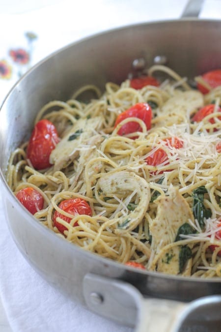 Pesto de pollo y tomate asados ​​Espaguetis florentinos "width =" 450 "height =" 675 "srcset =" https://picky-palate.com/wp-content/uploads/2015/01/Roasted-Chicken-and-Tomato-Pesto -Spaghetti-Florentine-21.jpg 450w, https://picky-palate.com/wp-content/uploads/2015/01/Costado-Camino-y-Tomato-Pesto-Spaghetti-Florentine-21-150x225.jpg 150w "tamaños =" (ancho máximo: 450px) 100vw, 450px "data-jpibfi-post-excerpt =" "data-jpibfi-post-url =" https://picky-palate.com/roasted-chicken-tomato- pesto-spaghetti-florentine / "data-jpibfi-post-title =" Pollo asado y tomate Pesto Spaghetti Florentine "data-jpibfi-src =" https://picky-palate.com/wp-content/uploads/2015/01 / Roasted-Chicken-and-Tomato-Pesto-Spaghetti-Florentine-21.jpg "/></p>
<p>[ziplist]</p>
<h2 id=