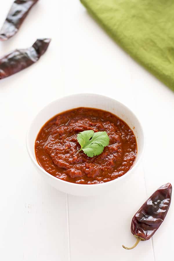 Mejora tu juego de fichas y salsa con esta salsa de chile guajillo seco mexicano. ¡Ligeramente dulce y ahumado, esta salsa se combina maravillosamente con el cerdo!