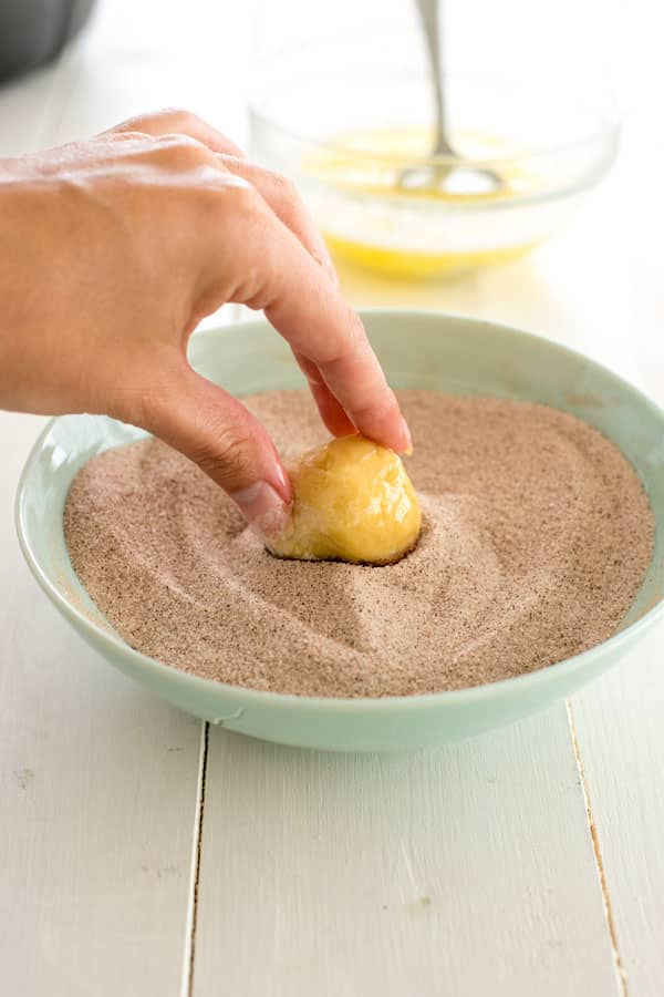 Monkey Bread From Scratch: mojar bolas de masa en canela y azúcar
