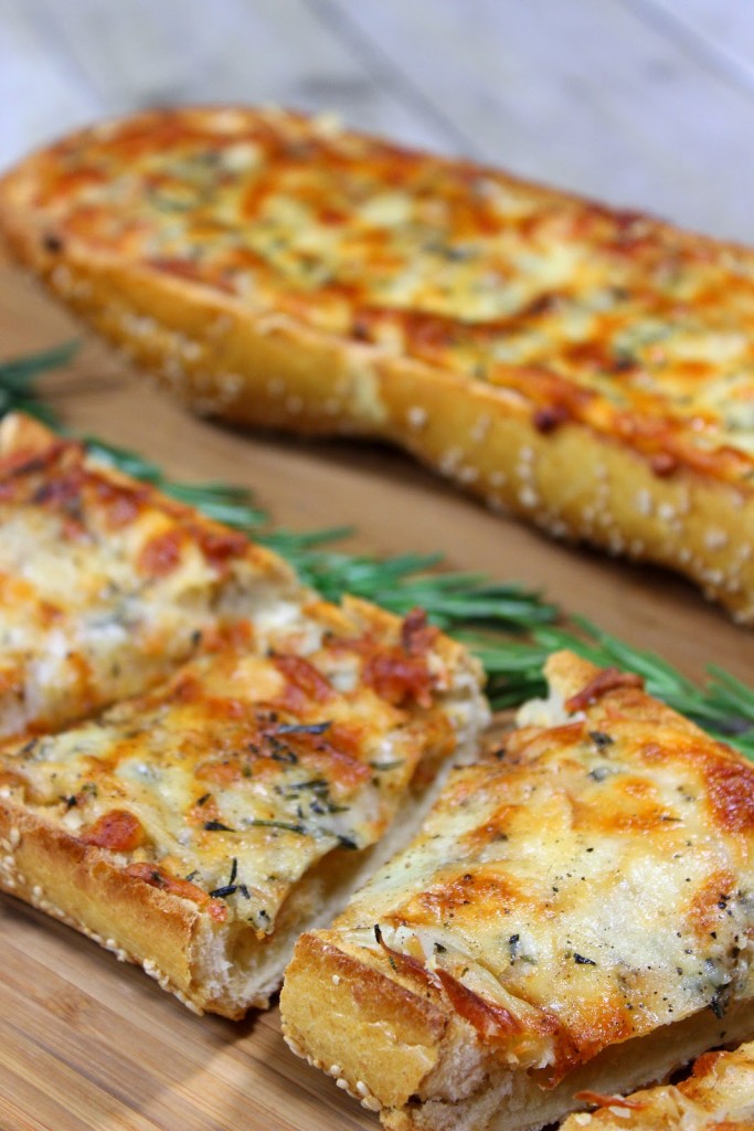 Le pain au fromage au romarin et à l'ail rôti fonctionne aussi bien qu'un apéritif délicieux, un plat d'accompagnement ou une entrée sans viande. 