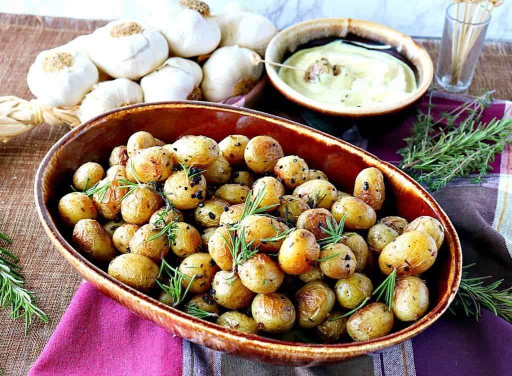 Patatas asadas para bebés con ajo y hierbas frescas - kudoskitchenbyrenee.com