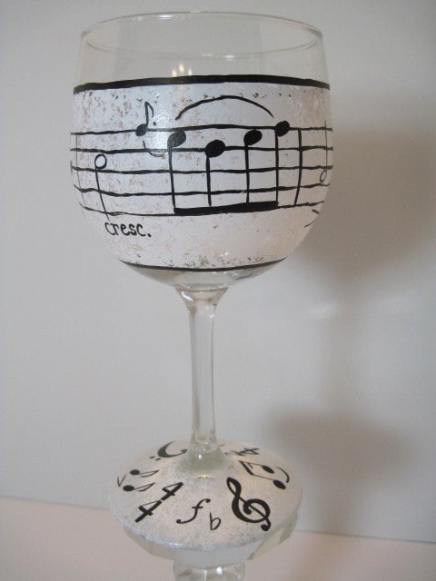 Copa de vino pintada a mano para los amantes de la música - www.kudoskitchenbyrenee.wazala.com