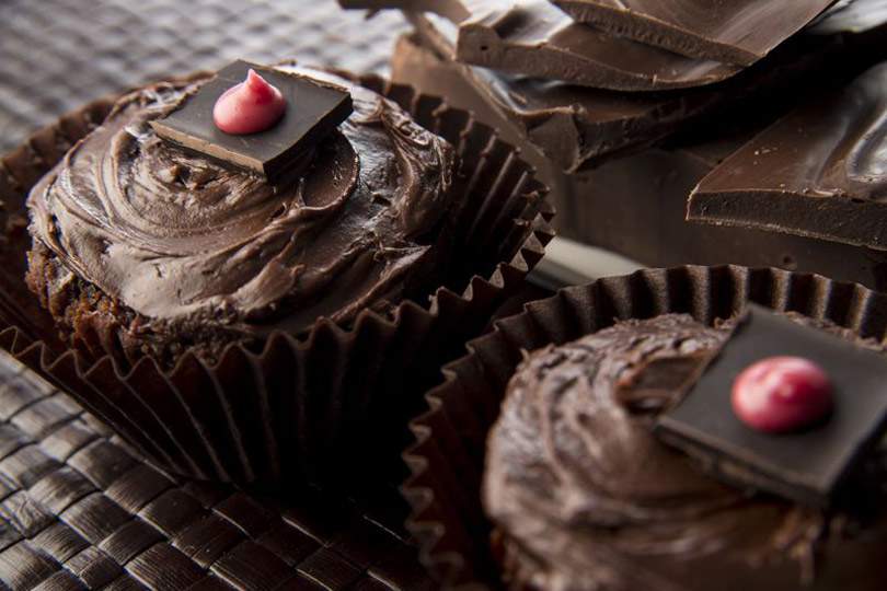 Magdalenas de chocolate sin alérgenos y veganas a través de Debbie Adler