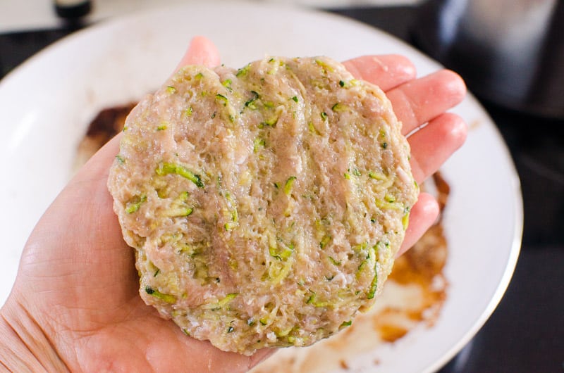 hamburguesa de pavo fácil empanada en una mano