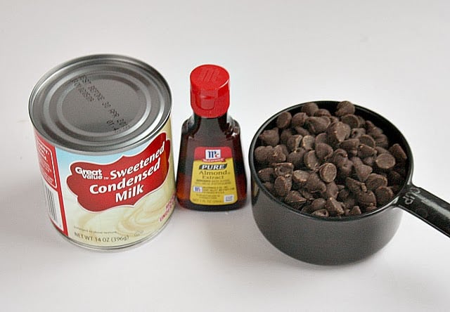 Las galletas de chocolate doble de cereza son suaves y espesas con una cereza marrasquino horneada en el medio y una deliciosa ganache de chocolate en la parte superior. 