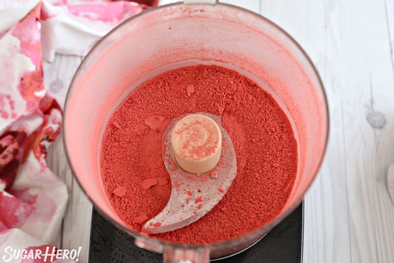 Glaseado de crema de mantequilla de fresa - fresas liofilizadas en polvo en un tazón de procesador de alimentos | De SugarHero.com