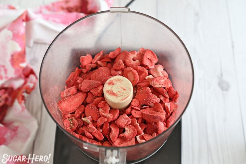 Glaseado de crema de mantequilla de fresa - fresas liofilizadas en un tazón de procesador de alimentos | De SugarHero.com
