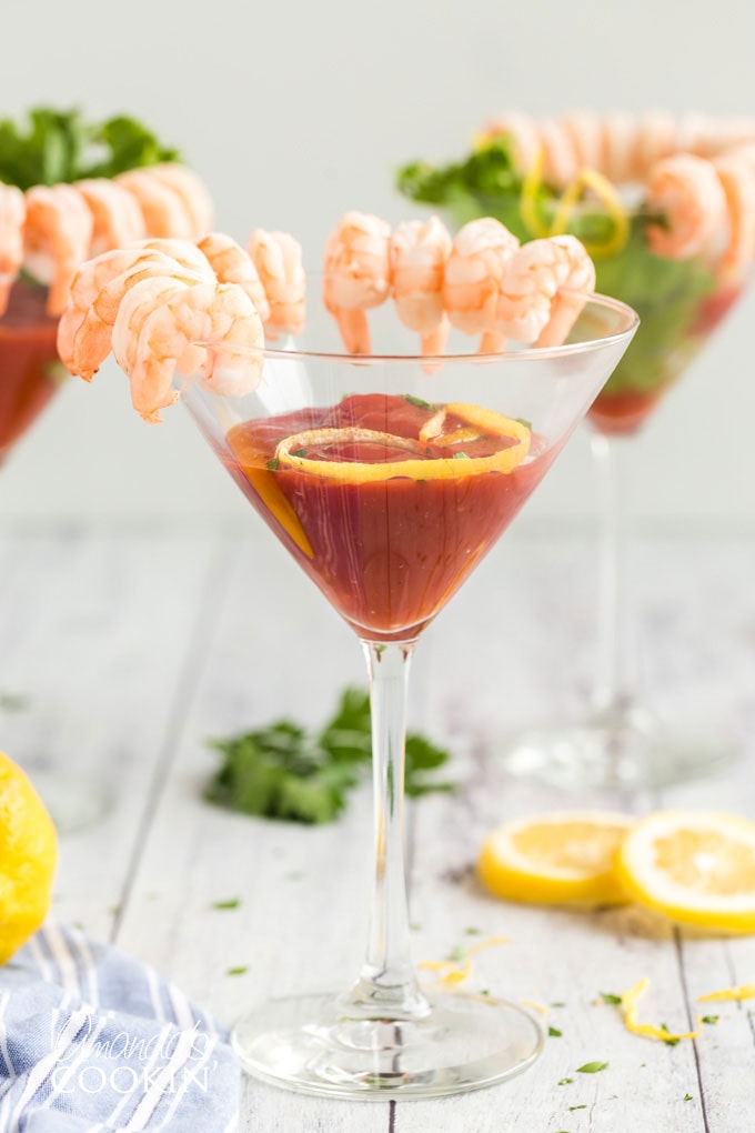 copa de martini con salsa de cóctel y camarones al borde
