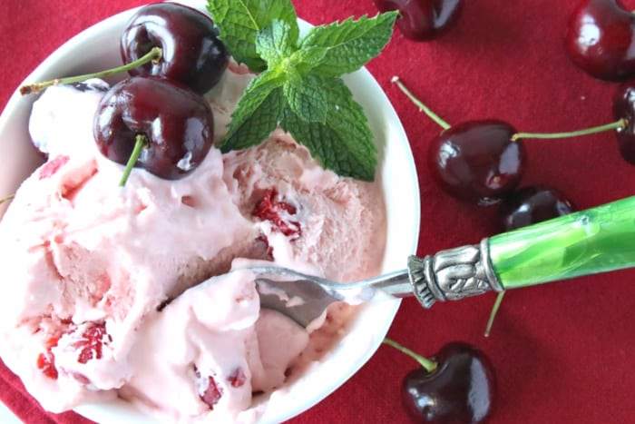 Cremoso y delicioso helado de cereza Amaretto sin trozos