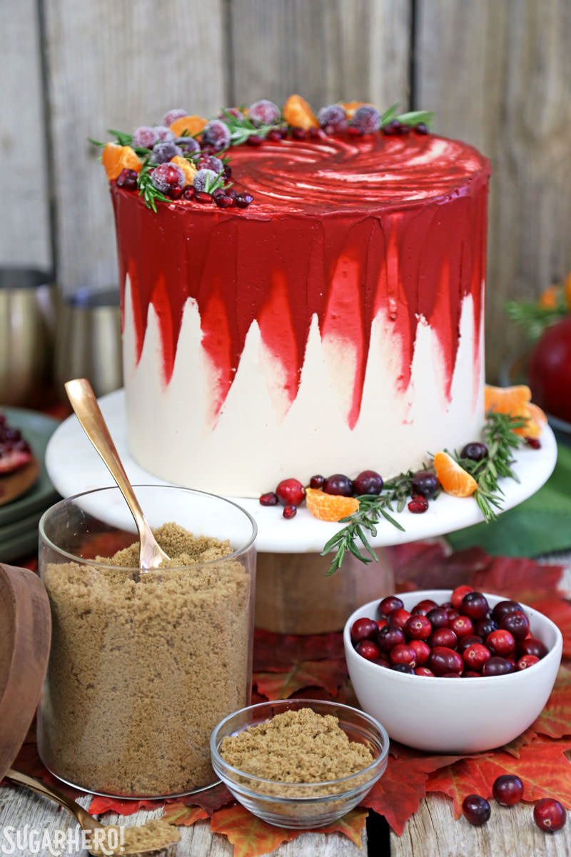 Brown Sugar Cranberry Cake - pastel con azúcar morena y un tazón de arándanos delante | De SugarHero.com