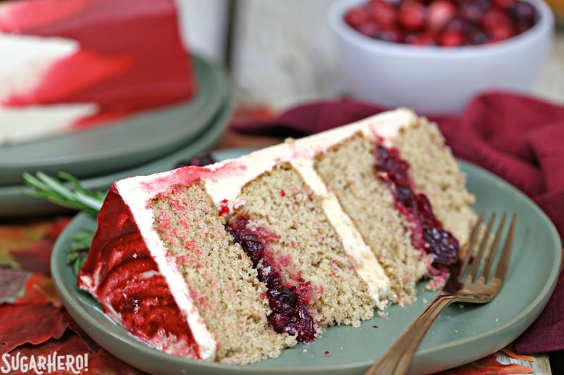 Brown Sugar Cranberry Cake - primer plano en una sola rebanada de pastel de arándano y azúcar moreno | De SugarHero.com