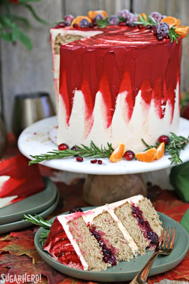 Brown Sugar Cranberry Cake - pastel de arándano y azúcar moreno con una sola rebanada en frente de él | De SugarHero.com