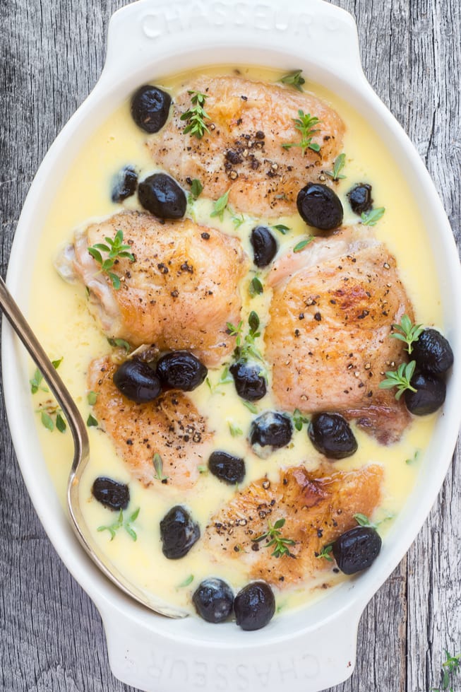 ¡El pollo en salsa de limón con aceitunas es una comida rápida y fácil repleta de sabores del mediterráneo! El | theviewfromgreatisland.com