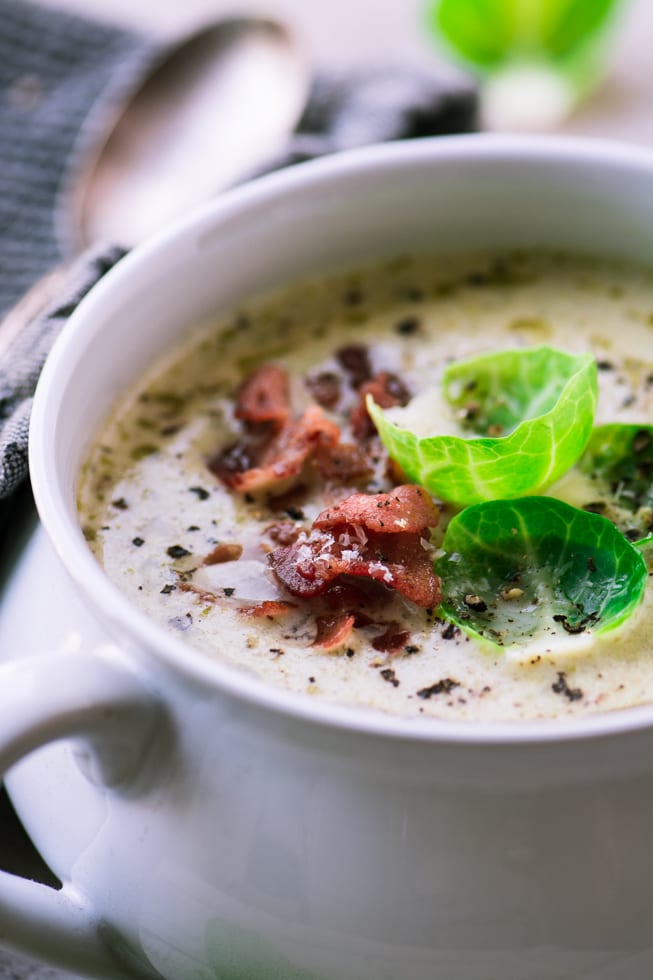 La cremosa sopa de coles de Bruselas y tocino es una comida abundante y reconfortante para una noche fría ~ theviewfromgreatisland.com