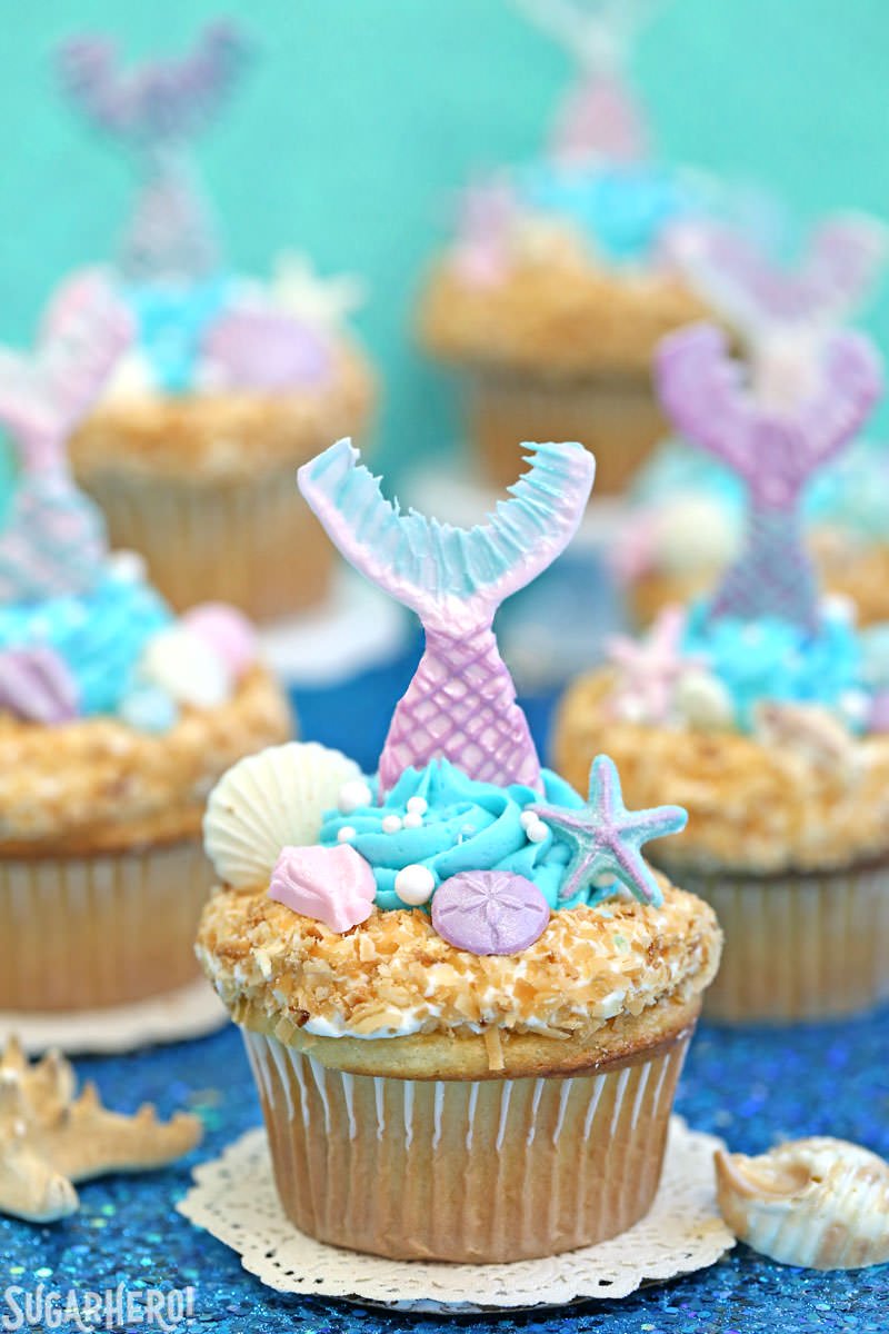 Cupcakes de sirena: ¡magníficos cupcakes bajo el mar con colas de sirena comestibles y conchas de chocolate! El | De SugarHero.com