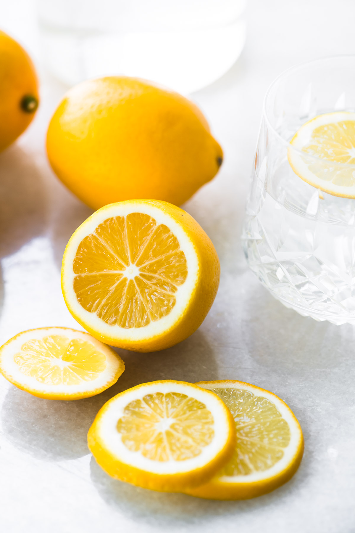 Limones frescos, en rodajas para agua de limón