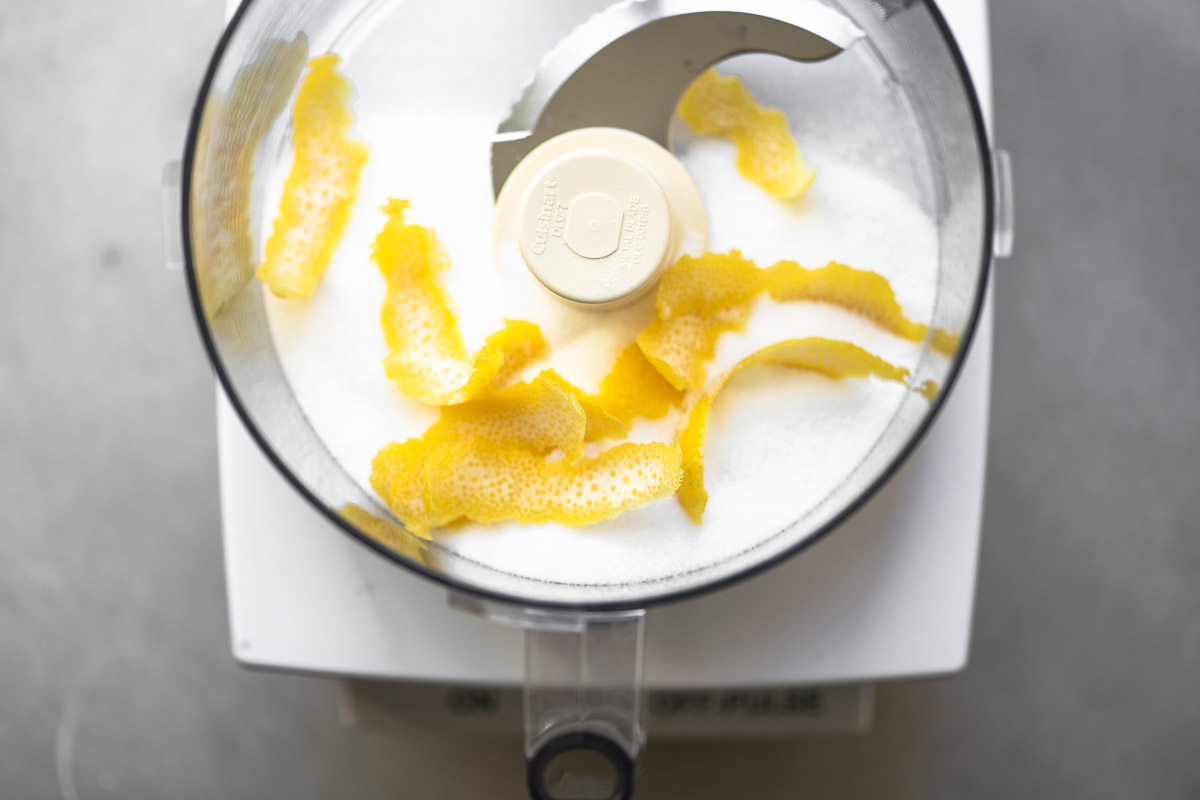 Hacer azúcar de limón en un procesador de alimentos para pan de limón con mantequilla
