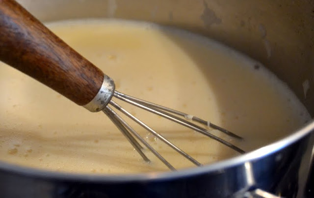 Préparer le bouillon pour la soupe Avgolemono