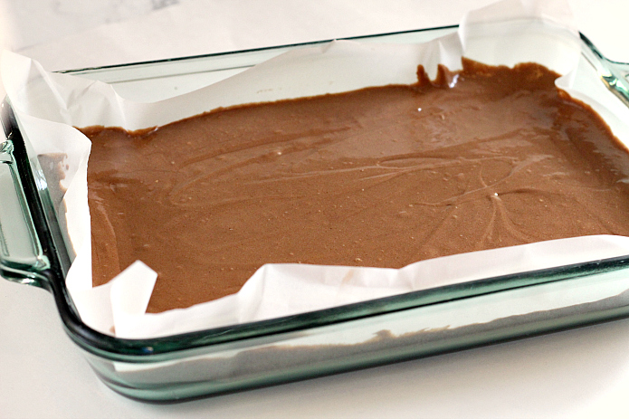 Receta fácil de Brownie con solo 5 ingredientes y luego cubierta con barras Hershey para el glaseado más fácil. ¡Este postre de chocolate es un favorito clásico y esta es, con mucho, la receta de brownie más fácil que he hecho sin usar una mezcla! 