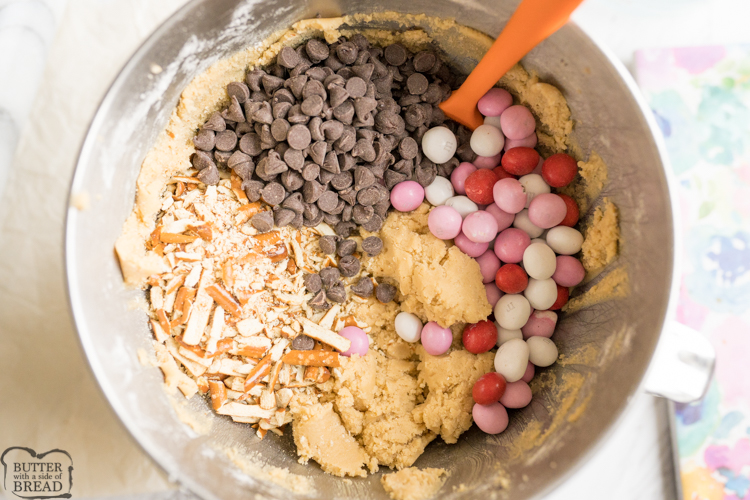 m & m's de caramelo, chispas de chocolate y pretzels triturados en masa para galletas.