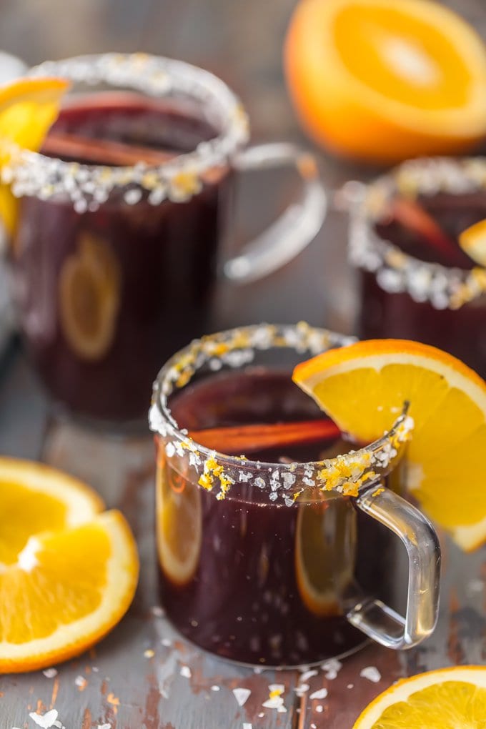 MARGARITAS ESPECIALES DE VINO MOLIDO en copas de cóctel transparentes bordeadas con ralladura de naranja azucarada y rodajas de naranja