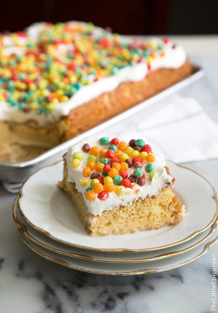 Pastel de Leche Cereal Tres Leches | Las Recetas de Little Poke Epicurean Poke Cake son las favoritas en nuestra casa. ¡No hay nada mejor que una receta de pastel de gelatina para hacer que una celebración sea única, sabrosa y, lo más importante, FÁCIL! Estas 10 recetas de pastel de poke de pudín son simples. cremoso, sabroso y creativo. ¡Disfrutar!