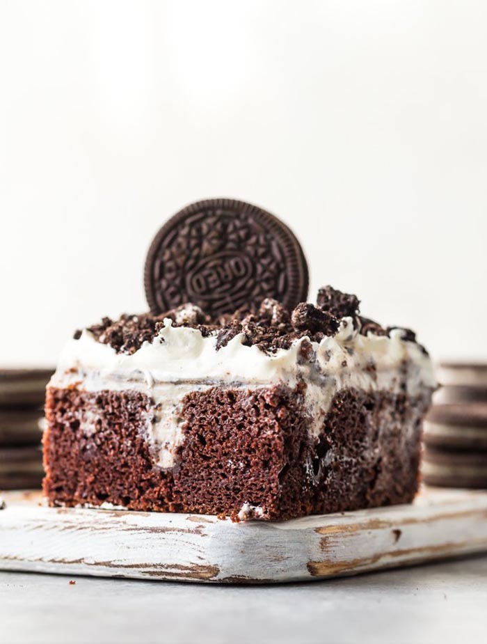 Pastel cremoso de Oreo Poke | Las Recetas de Cake Rookie Poke Cake son las favoritas en nuestra casa. ¡No hay nada mejor que una receta de pastel de gelatina para hacer que una celebración sea única, sabrosa y, lo más importante, FÁCIL! Estas 10 recetas de pastel de poke de pudín son simples. cremoso, sabroso y creativo. ¡Disfrutar!