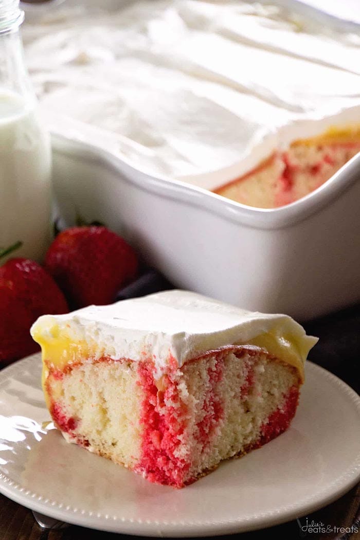 Pastel de fresa y vainilla | Julie's Eats and Treats Poke Cake Recipes son las favoritas en nuestra casa. ¡No hay nada mejor que una receta de pastel de gelatina para hacer que una celebración sea única, sabrosa y, lo más importante, FÁCIL! Estas 10 recetas de pastel de poke de pudín son simples. cremoso, sabroso y creativo. ¡Disfrutar!