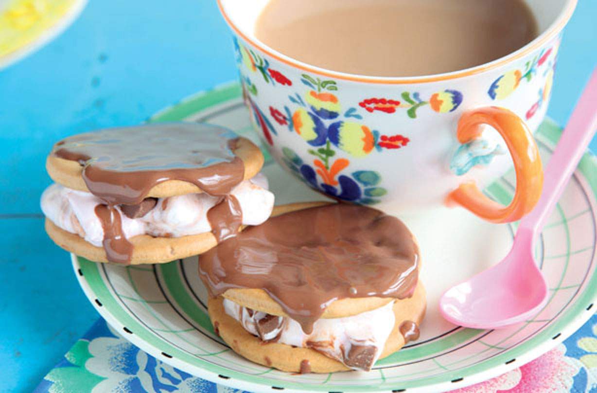 Galletas sandwich de chocolate y malvavisco
¡Prepara estas pegajosas galletas de malvavisco y chocolate como un regalo para la hora del té!