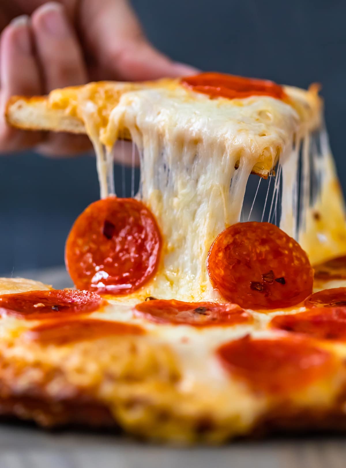 tirón de queso con rebanada de pizza - pizza de corteza de pretzel suave con salsa de queso - receta imitación del pequeño César - mozzarella derretida