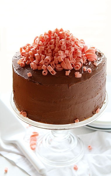 ¡Pastel de chocolate con capas de galletas de chispas de chocolate y mini rizos de chocolate rosa!
