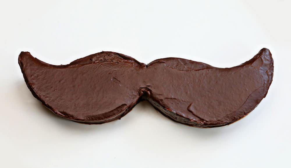 Golosinas de bigote - Bigote de pastel de queso cubierto de chocolate
